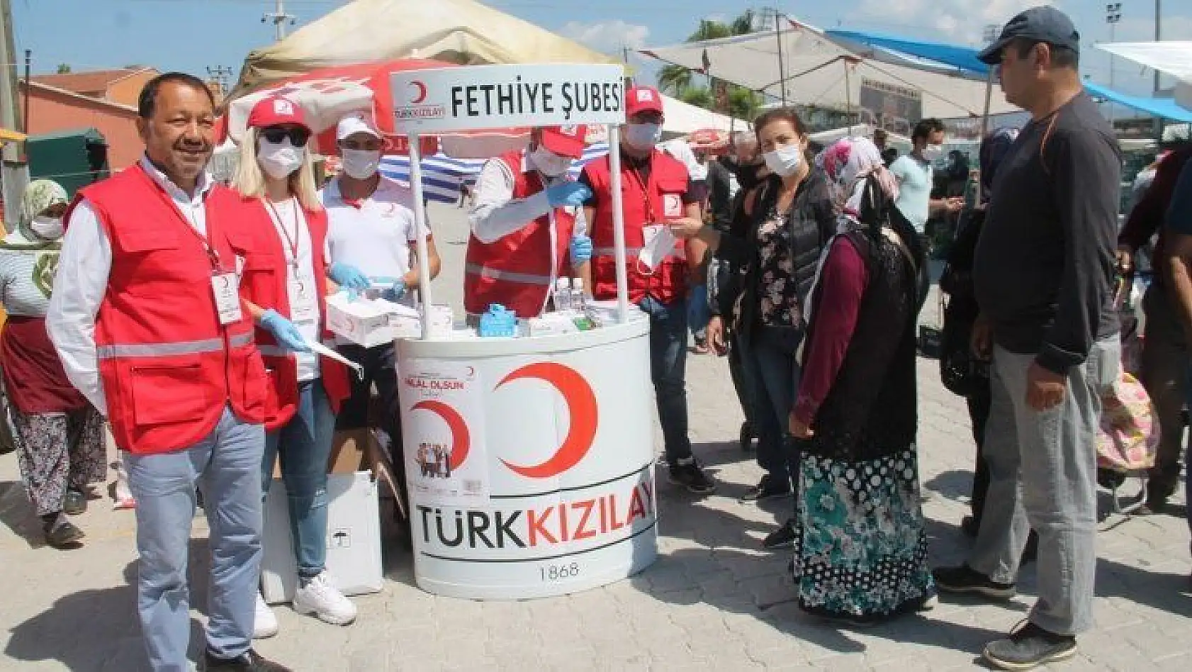 Türk Kızılayı, Maske ve Dezenfektan Dağıttı