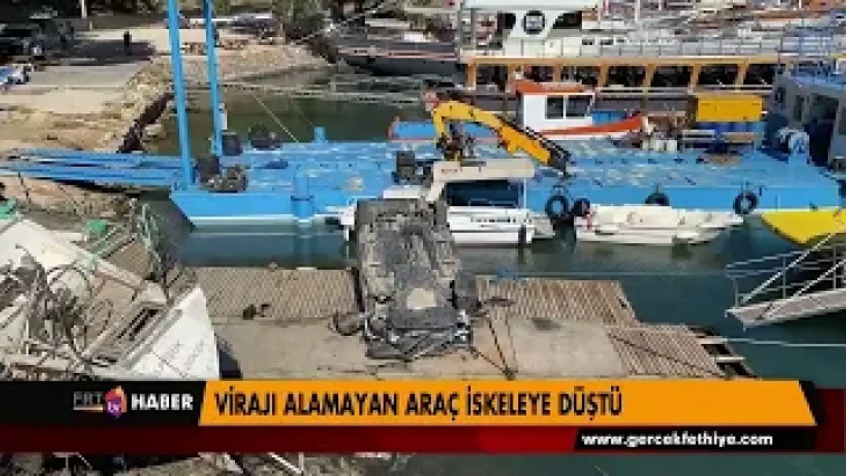 VİRAJI ALAMAYAN ARAÇ İSKELEYE DÜŞTÜ