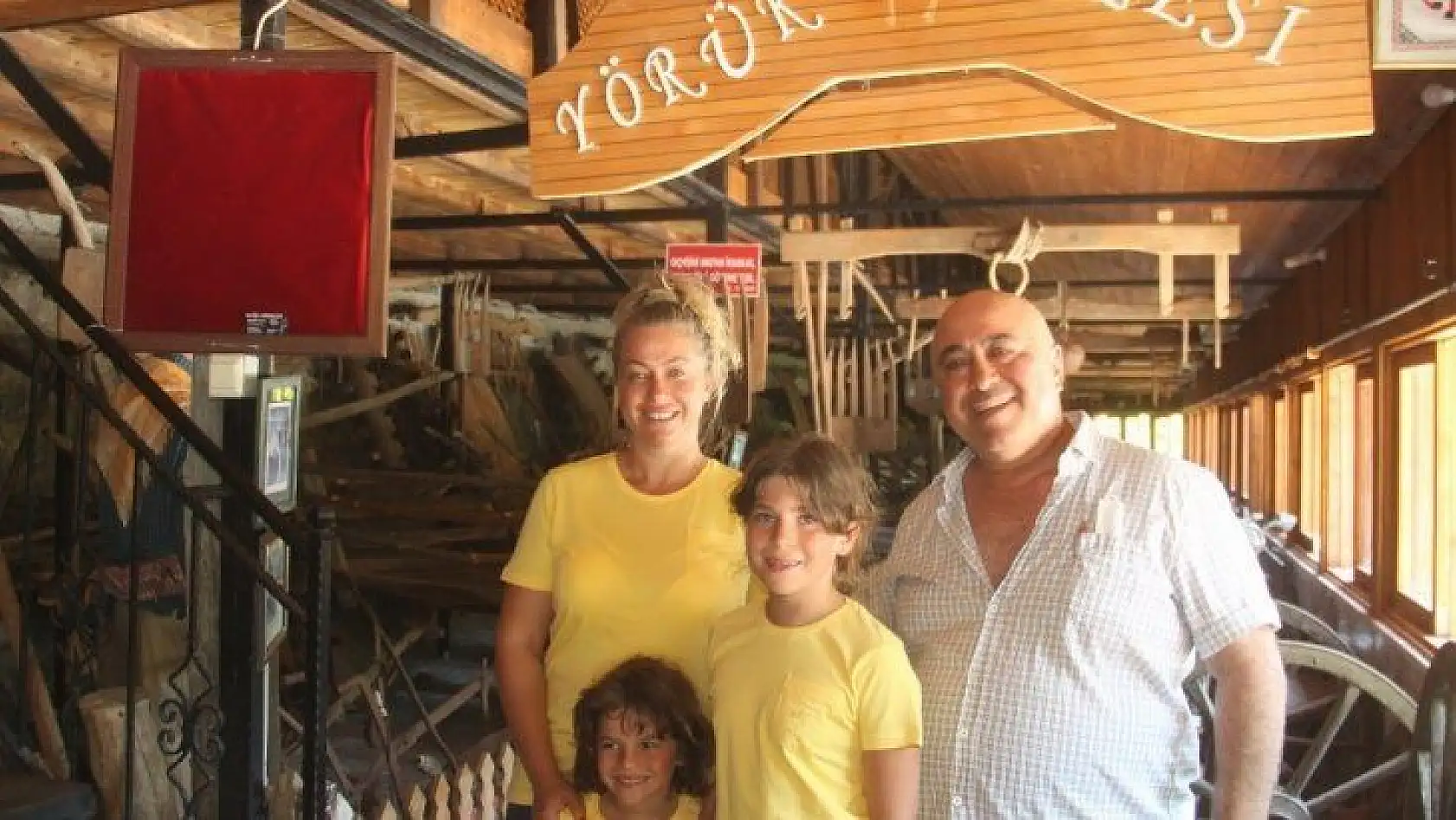 YELİZ YEŞİLMEN ÇOCUKLARI İLE YÖRÜK MÜZESİNİ GEZDİ