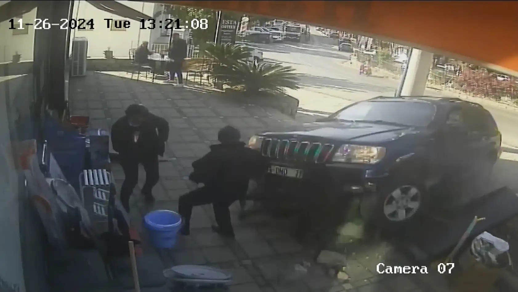 Bodrum'da cip mağazaya daldı, ortalık savaş alanına döndü: 4 yaralı