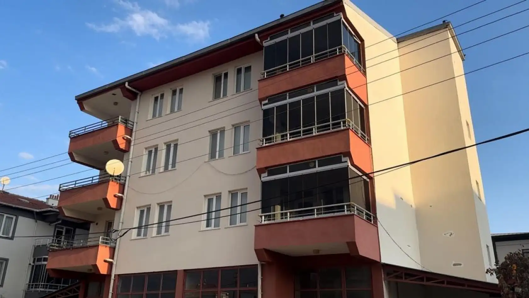 Feci olayda annenin ardından baba da yaşamını yitirdi: Annesini öldürüp, ailesini bıçaklamıştı