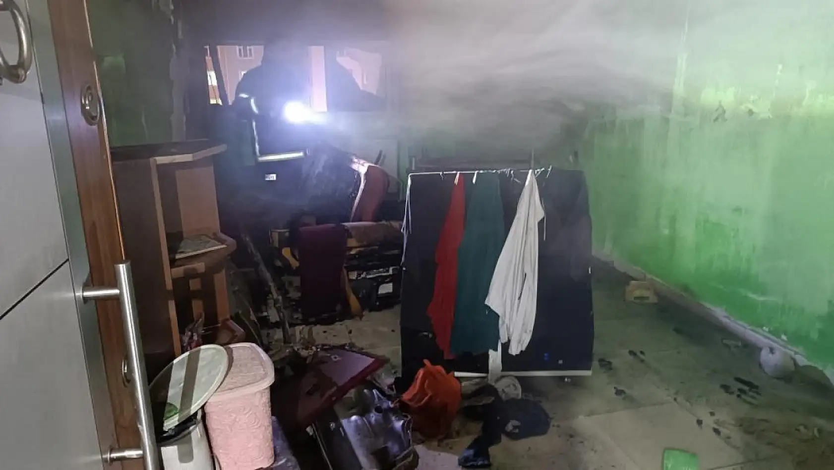 Evini ateşe verip komşularından yardım istedi