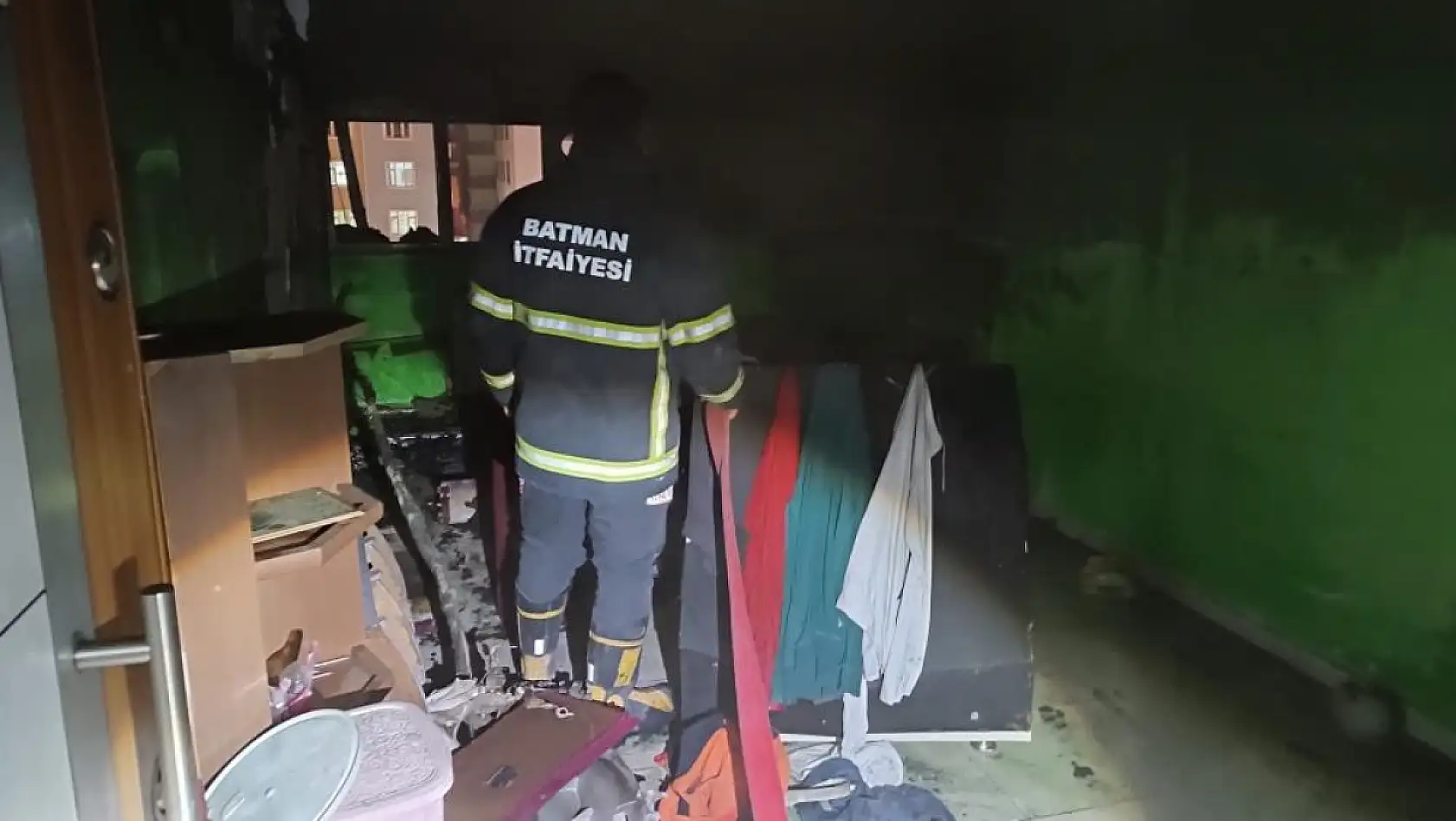 Evini ateşe verip komşularından yardım istedi