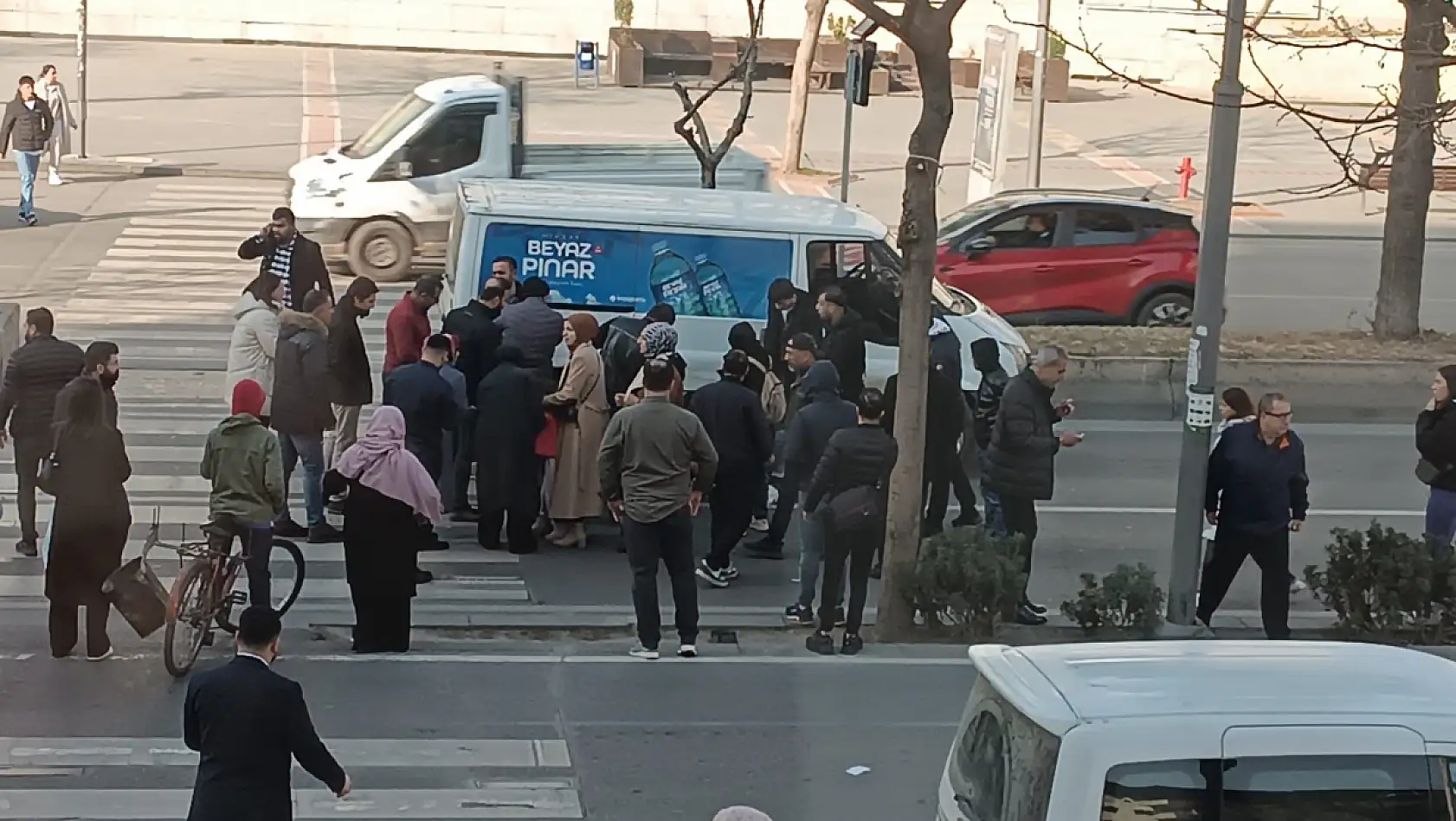 Yaya Geçidinden Yolun Karşısına Geçmek İsteyen 6 Yaşındaki Çocuğa Araç Çarptı