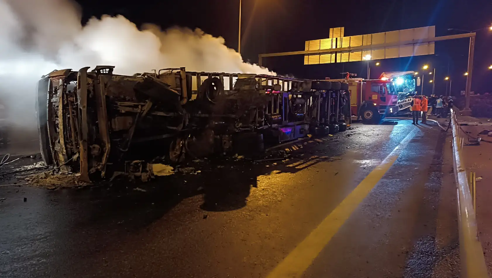 TAG Otoyolu'nda zincirleme kaza: 1 ölü, 19 yaralı