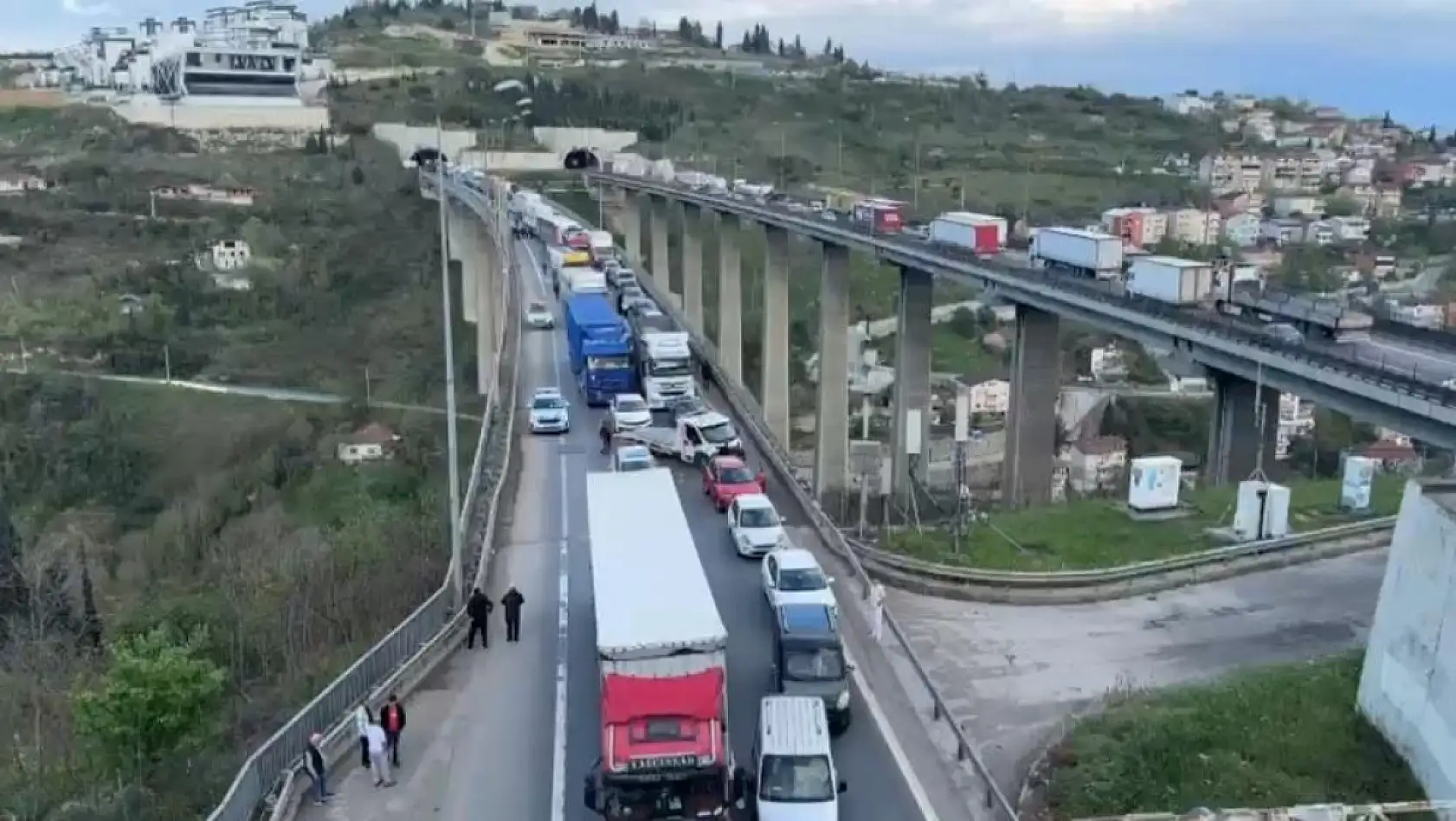 8 araç zincirleme kazaya karıştı: 8 yaralı