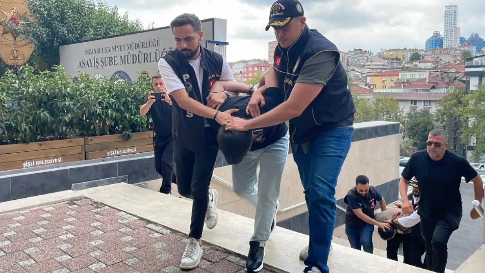 Eşini Sokak Ortasında Öldüren Zanlı Adliyeye Sevk Edildi