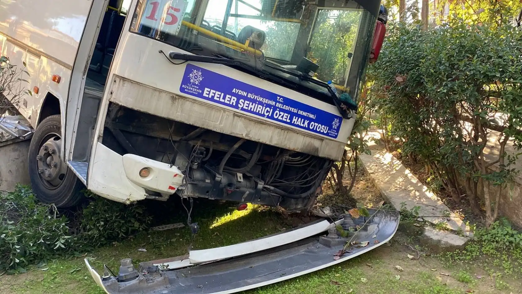 Freni tutmayan minibüs evin bahçesine daldı, facia teğet geçti