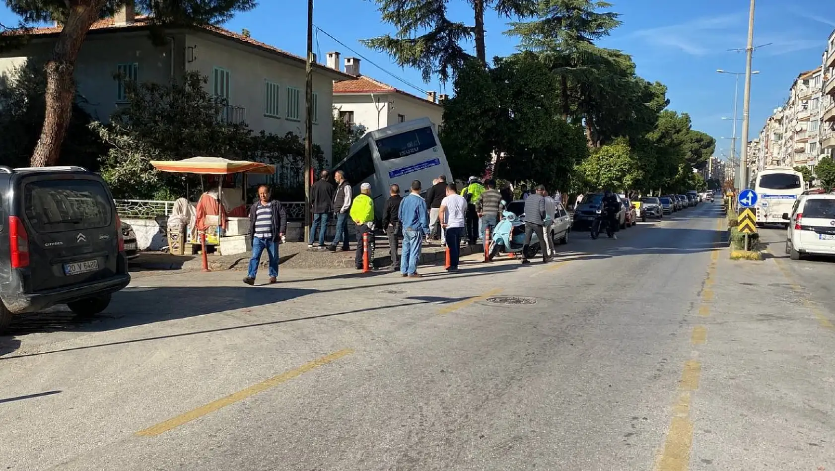 Freni tutmayan minibüs evin bahçesine daldı, facia teğet geçti