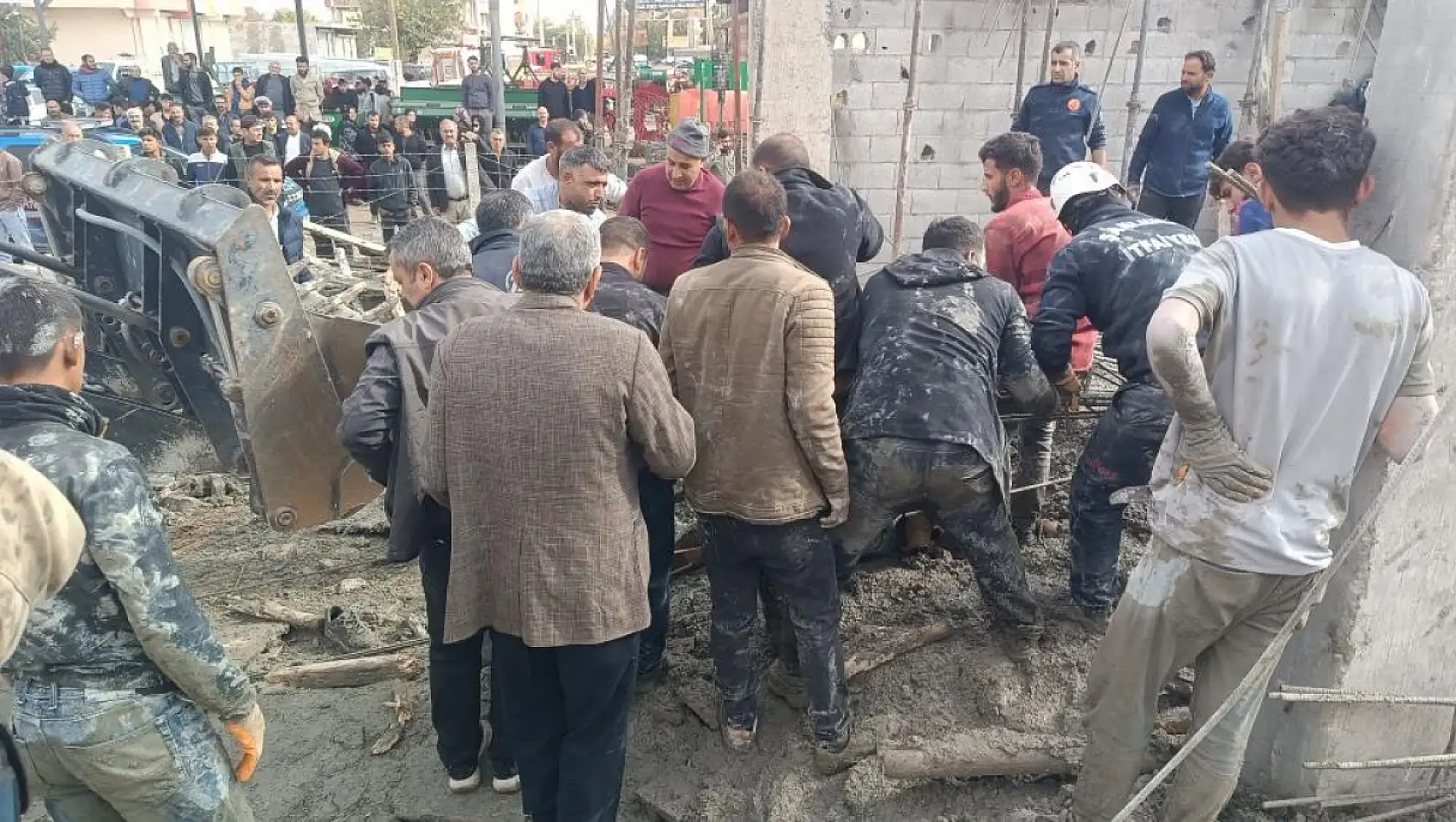 Göçük altından çıkarılan 2 çocuk işçi kurtarılamadı