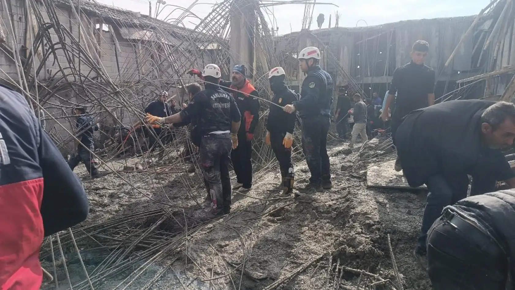 Göçük altından çıkarılan 2 çocuk işçi kurtarılamadı