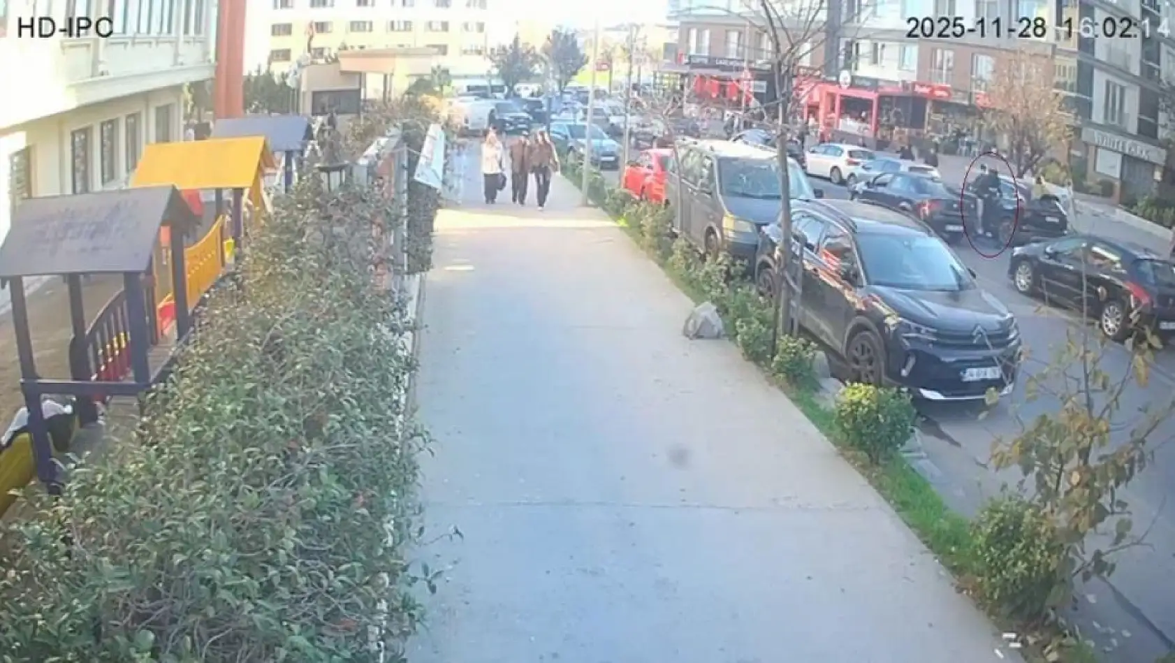 Okul çıkışında dehşeti yaşadılar: Ters yönden gelen scooter, kadına ve çocuğa çarptı