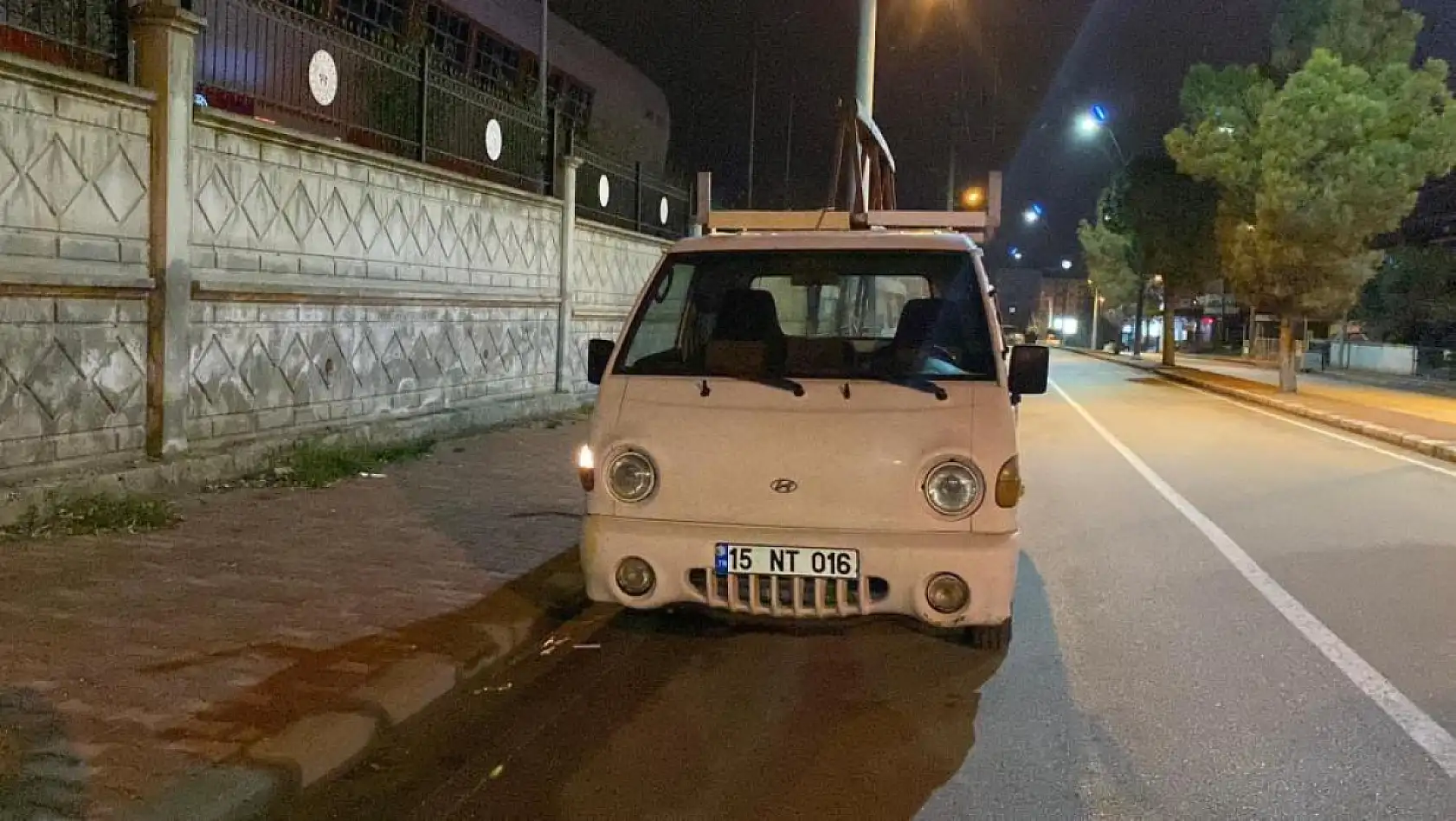 Polisi görünce kaldırıma çıkan alkollü sürücü, ekiplerin dikkati sayesinde yakalandı