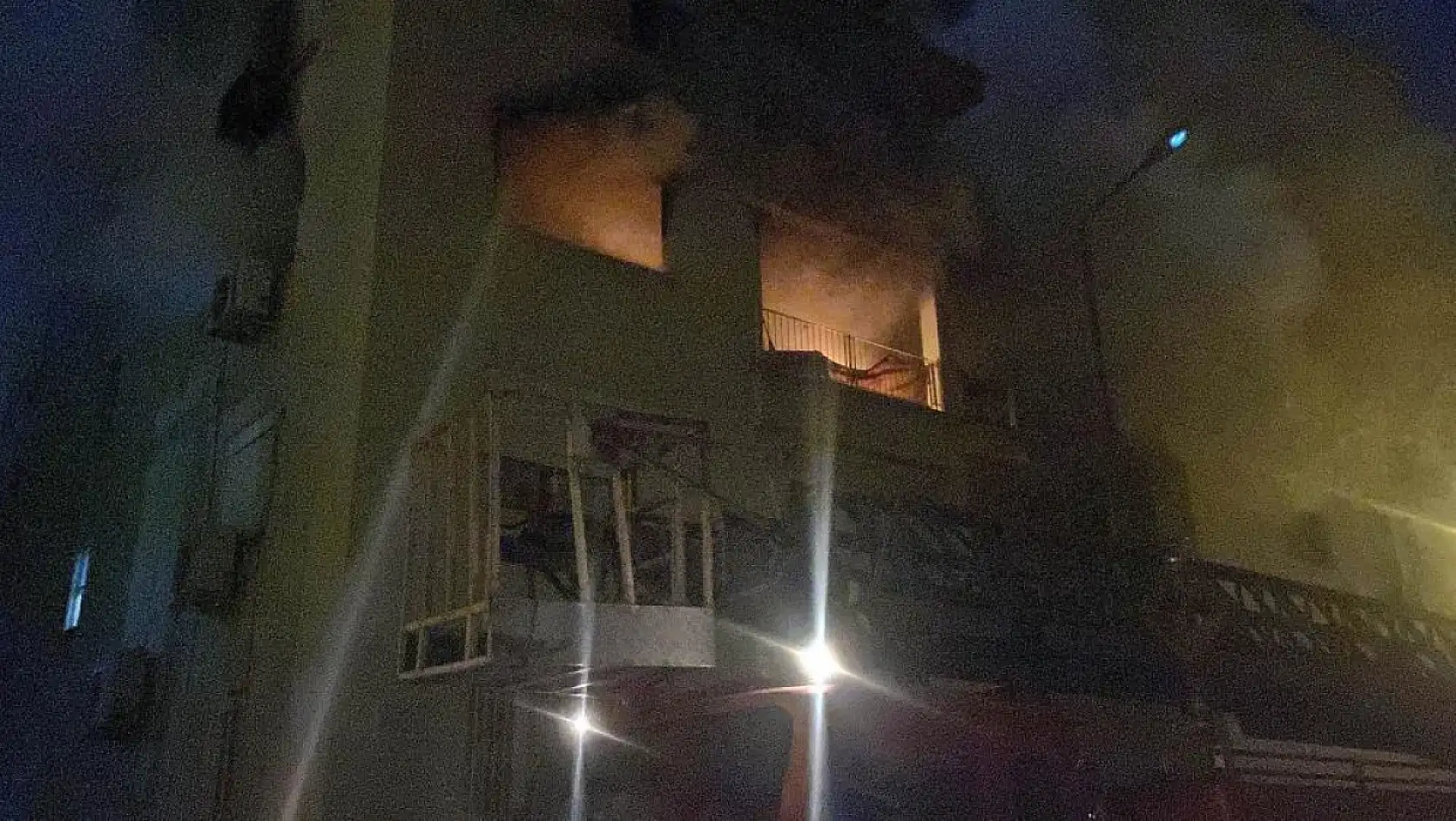 Apartman dairesi küle döndü, ev sahibi komşuların yardımıyla evden çıkartıldı