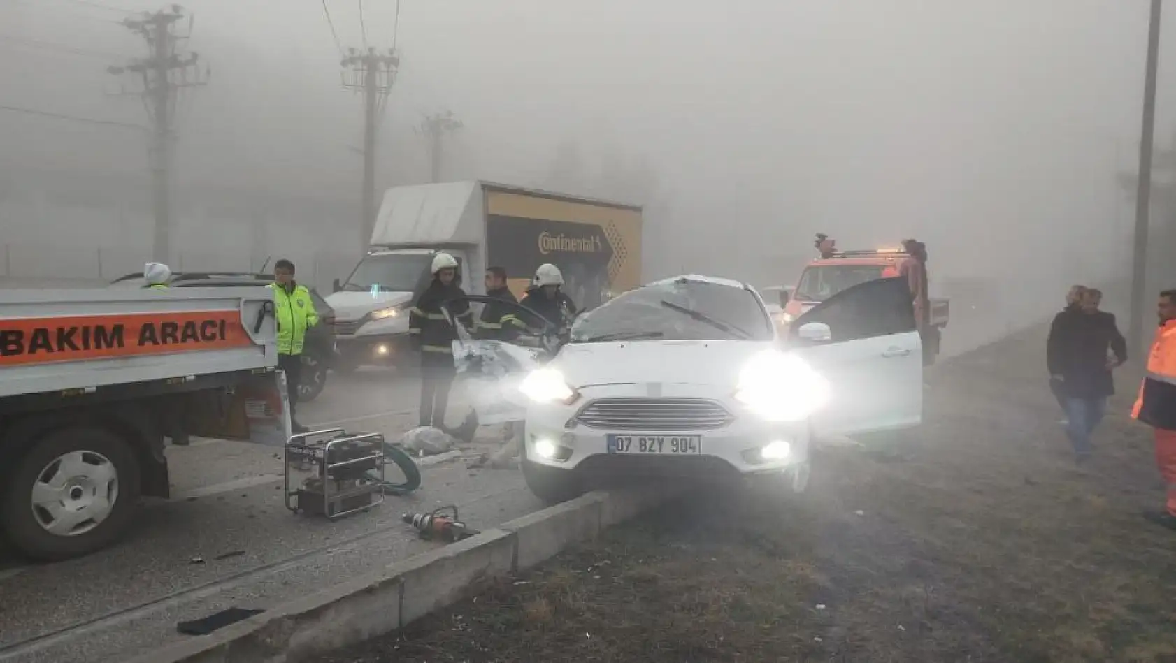 Burdur-Antalya Yolunda 4 Araç Birbirine Girdi: 2 Yaralı