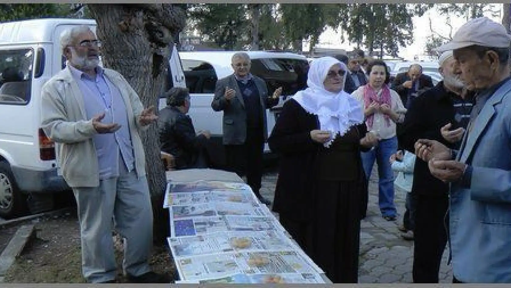 KAYMAKAMLIK ÖNÜNDE LOKMA DÖKTÜRDÜ (görüntülü)