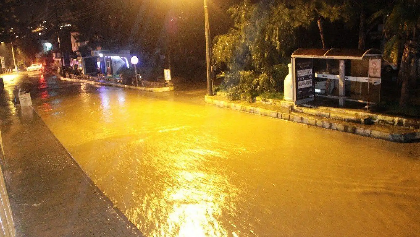 Bodrum'da dereler taştı, ağaçlar devrildi, araçlar yolda kaldı