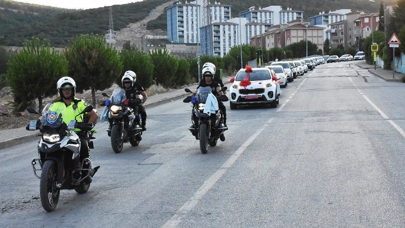 Şehit oğlunun düğününde polis eskortlu konvoy