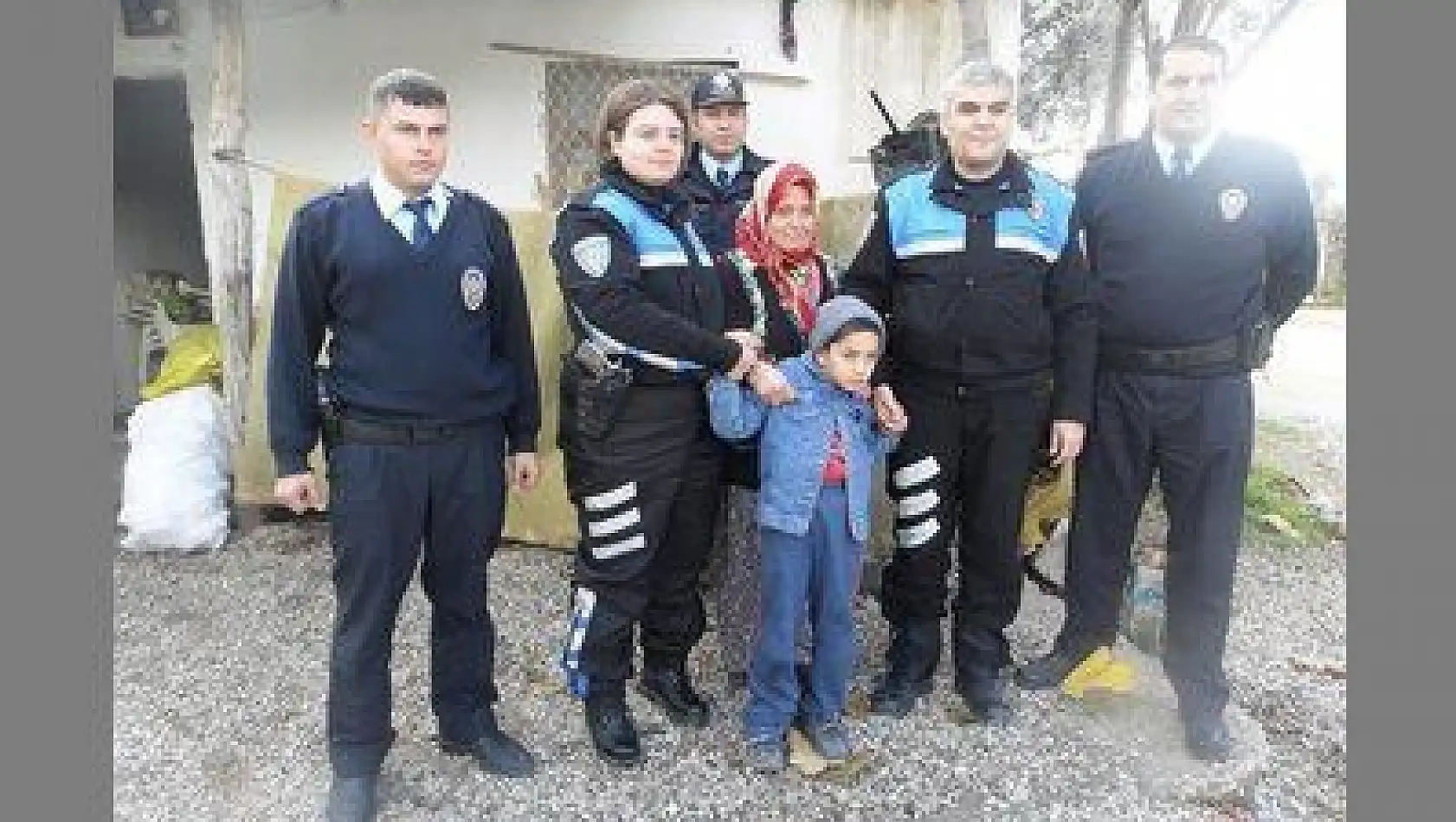 FETHİYE'DE TOPLUM DESTEKLİ POLİSLER, KÖMÜR VE ODUN DAĞITTI