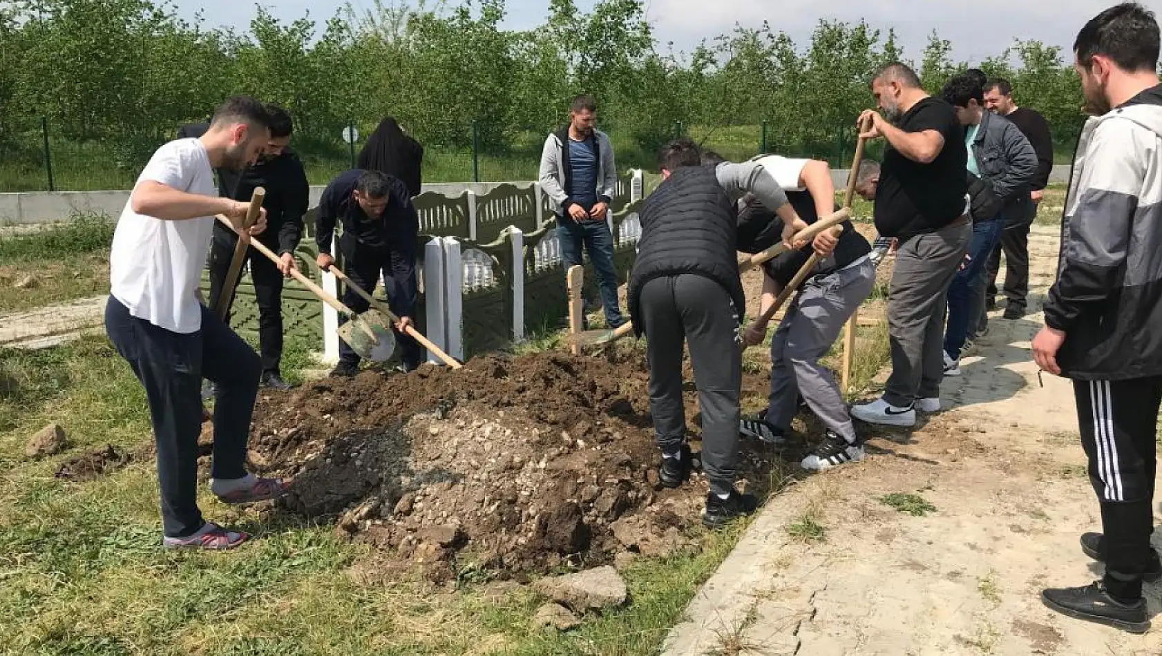 Aile katliamı yapan şahıs cenaze namazı kılınmadan defnedildi