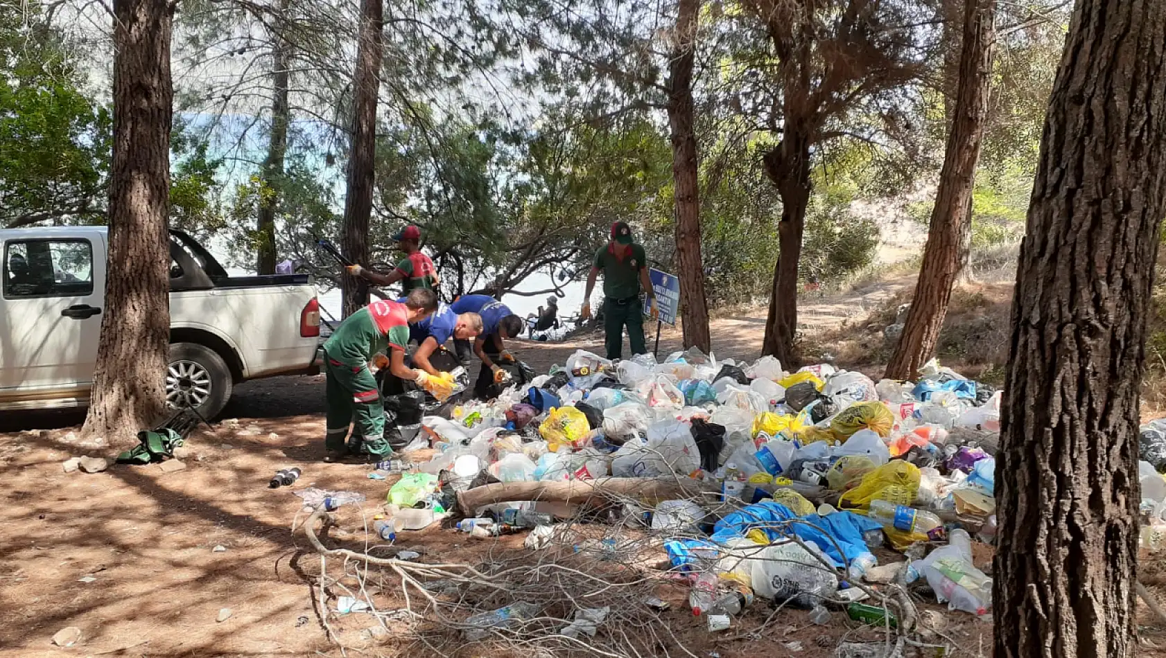 Akbük Koyu'nda 2 ton çöp toplandı