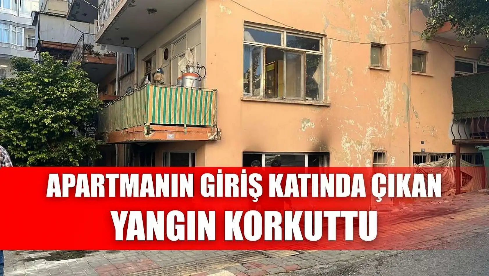 Apartmanın giriş katında çıkan yangın korkuttu