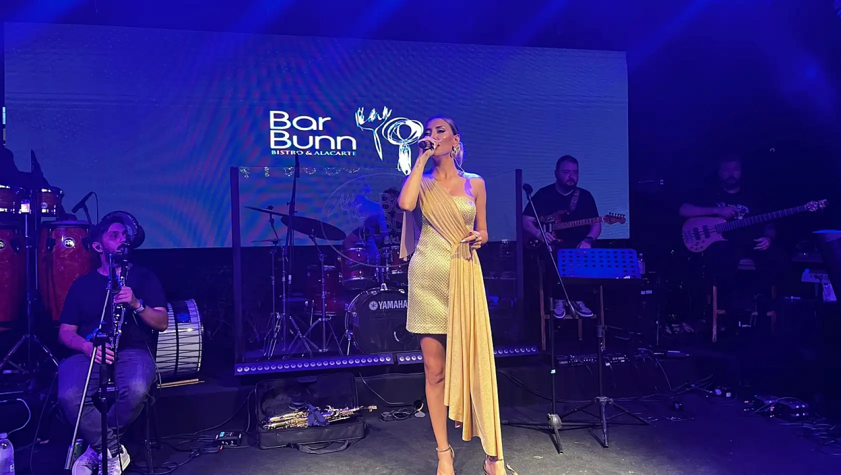 Barbunn Cafe Bistro'da Nur Usta'dan Muhteşem Sahne Performansı