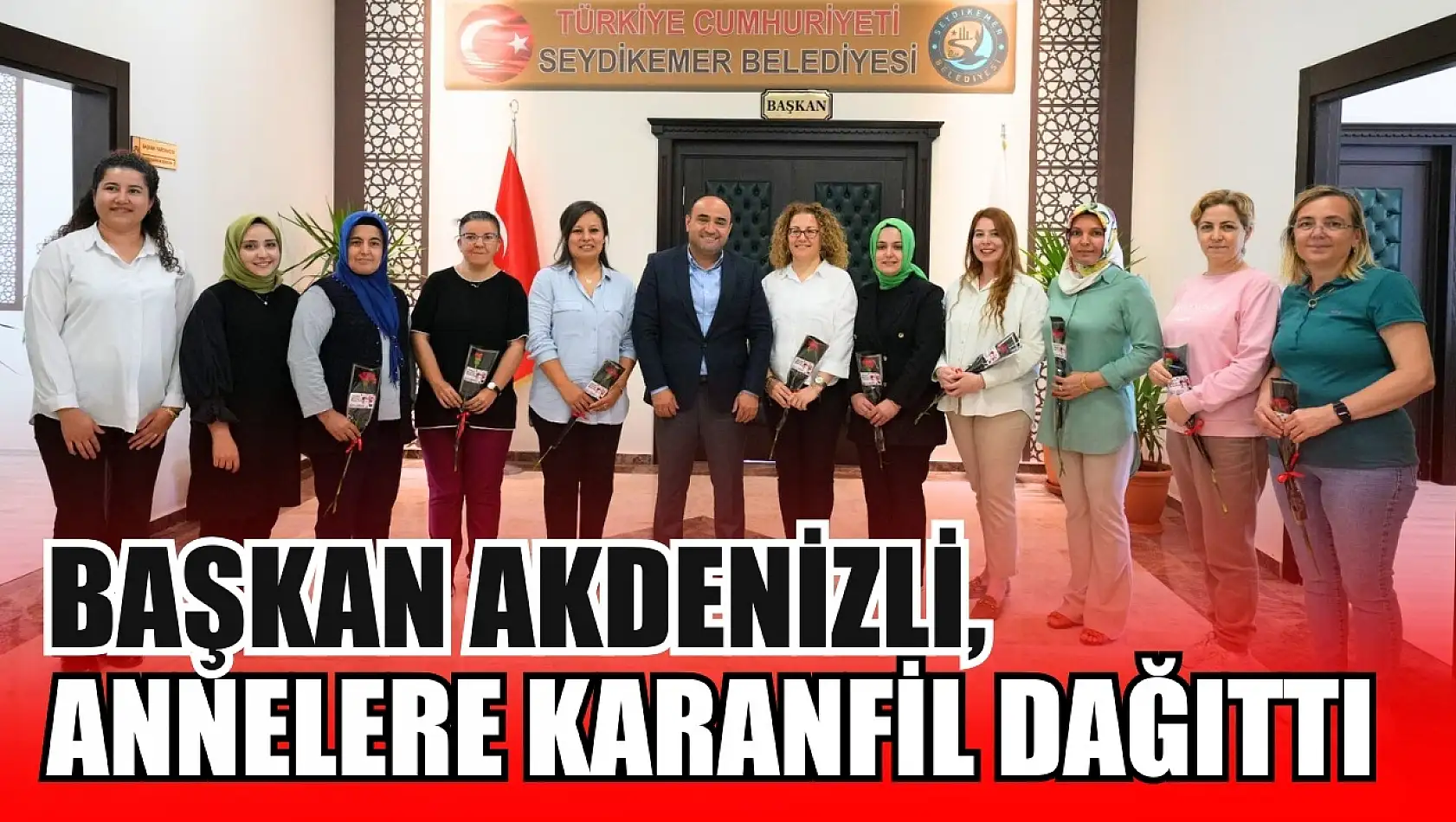 Başkan Akdenizli, Annelere Karanfil Dağıttı