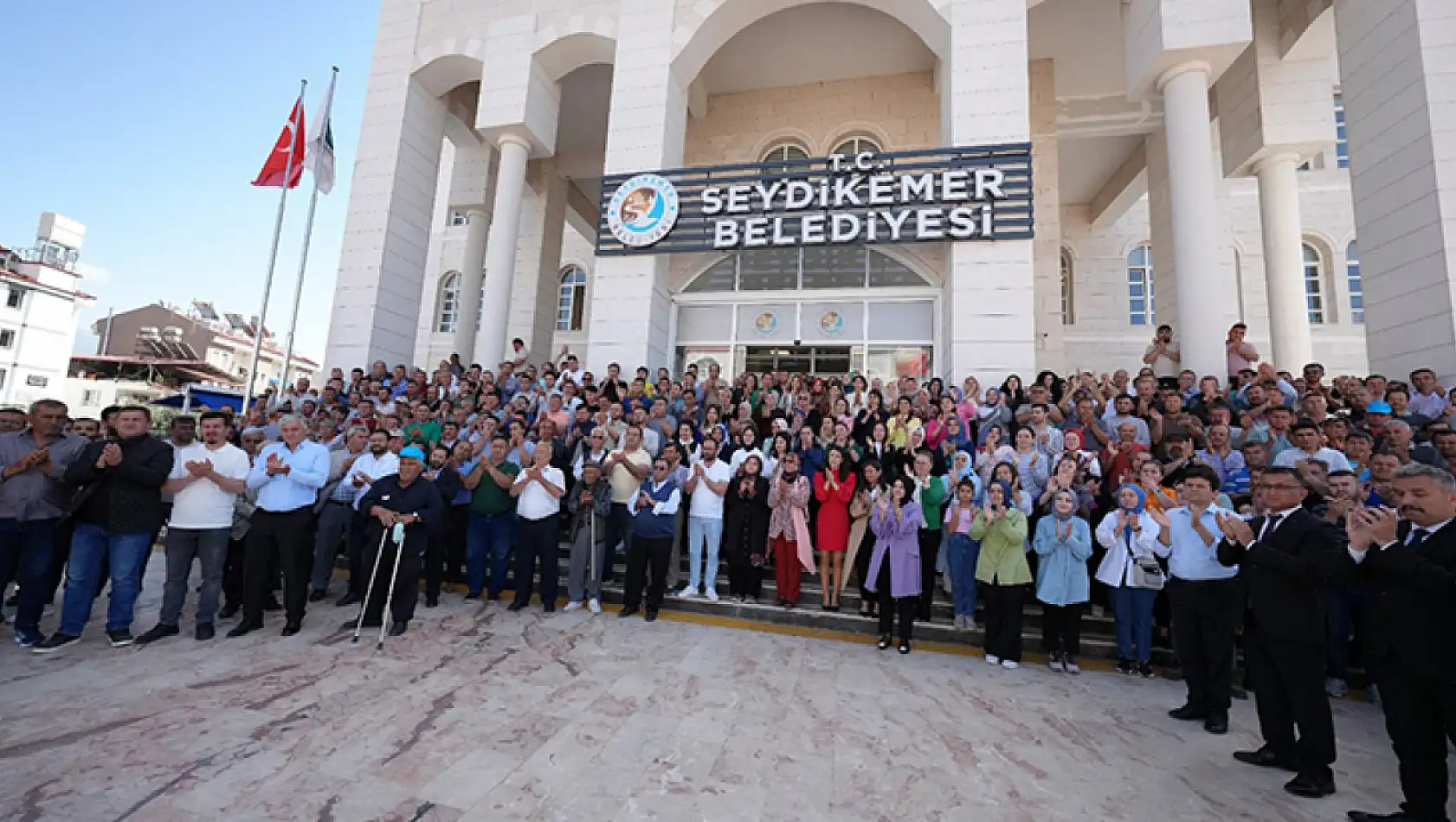 Başkan Akdenizli, Yeni Döneminin İlk Gününde Coşkuyla Karşılandı