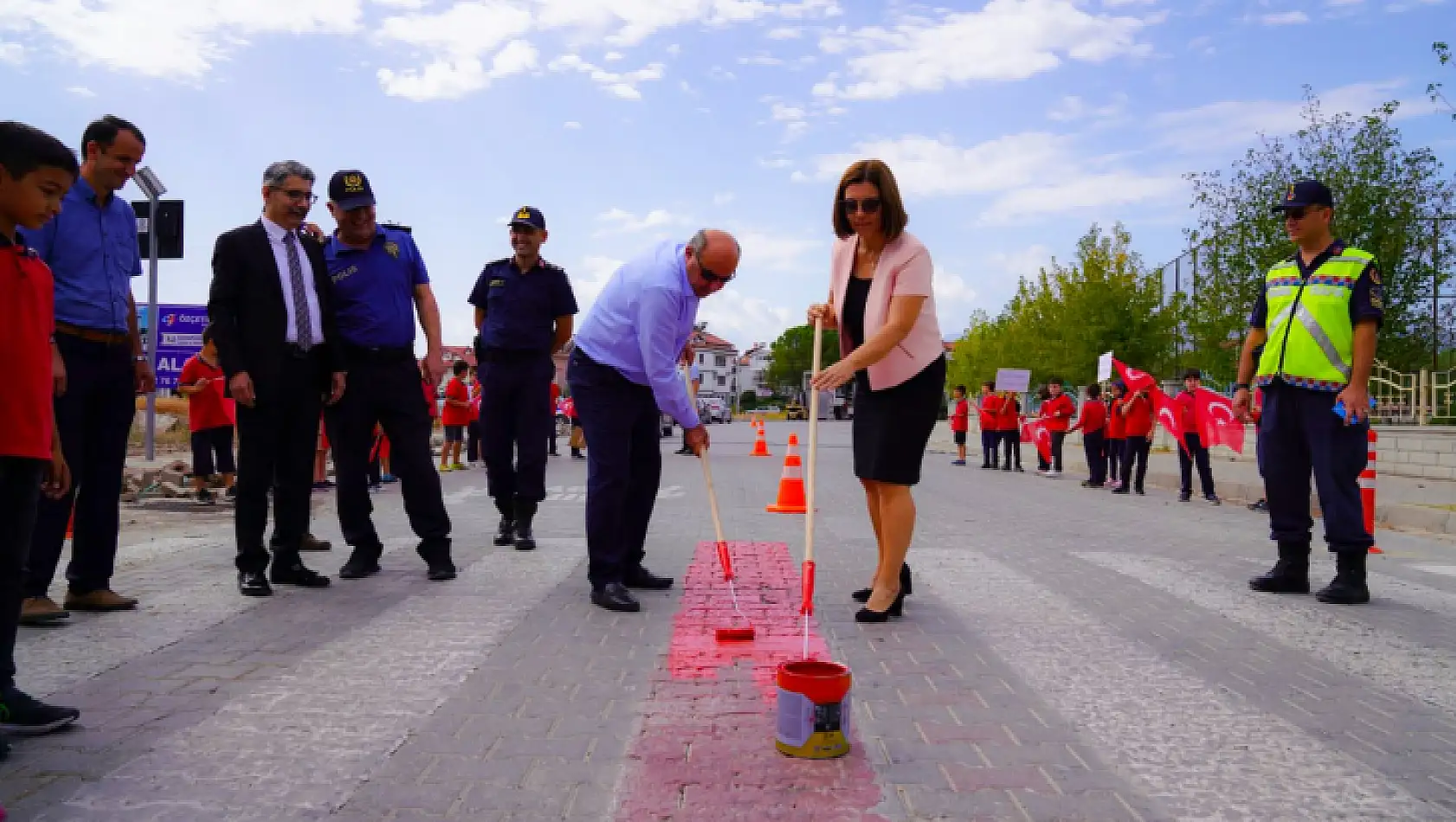 BAŞKAN OTGÖZ, YAYA ÇİZGİSİNİ KIRMIZIYA BOYADI