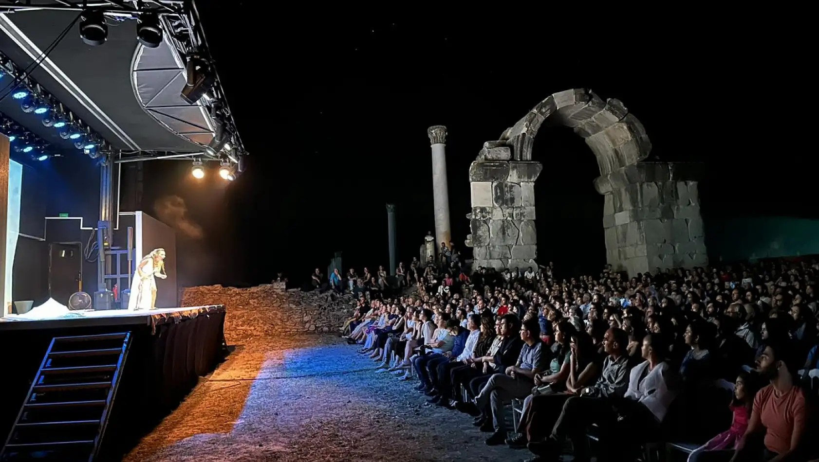  'Ben Anadolu' oyunu Stratonikeia'da Sergilendi