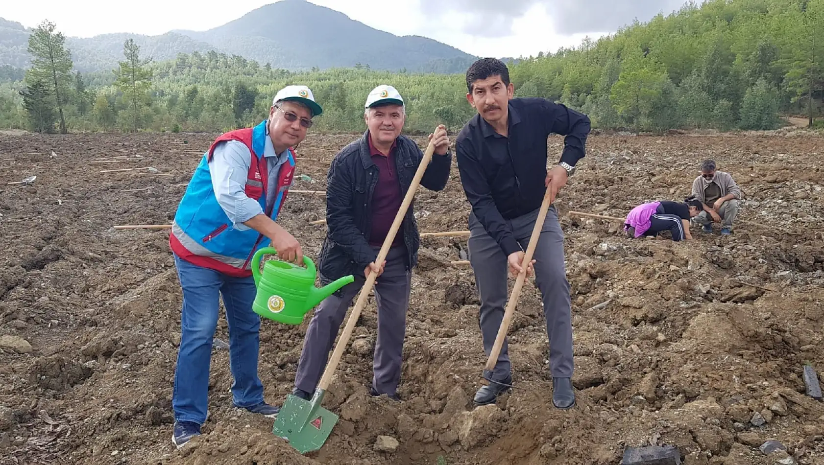 Binlerce fidan toprakla buluştu