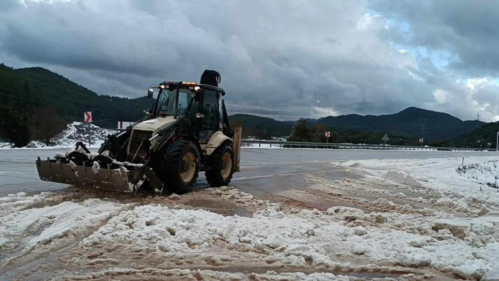 Bir anda etkili olan dolu yağışı karayolunu trafiğe kapattı