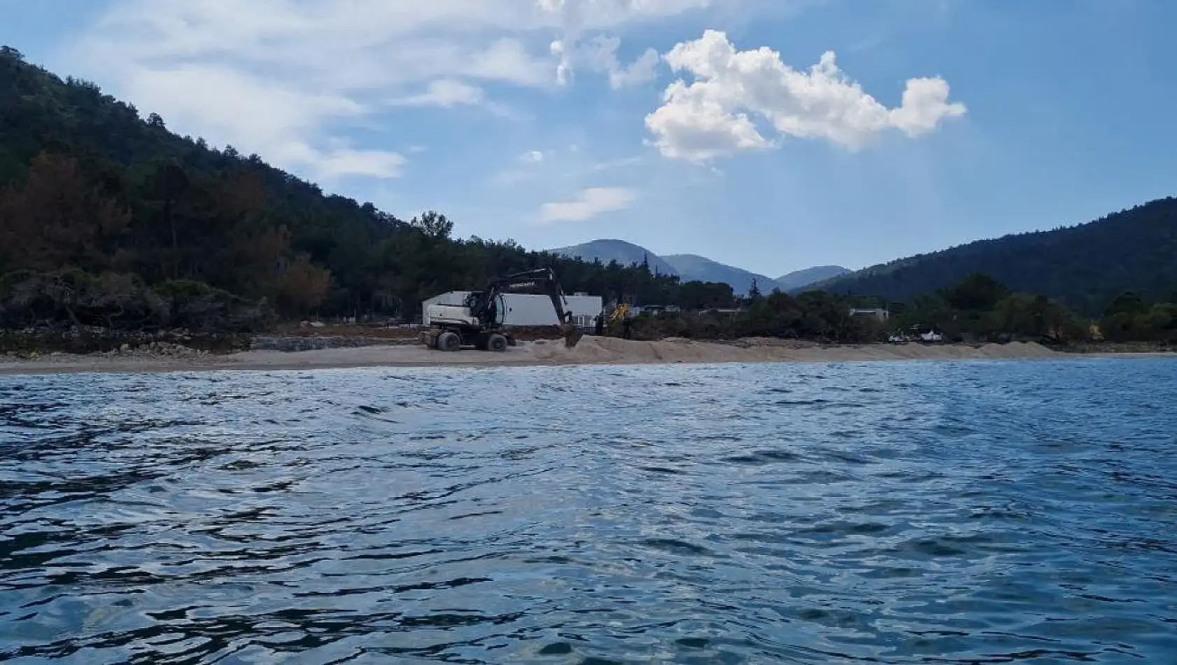 Denize dökülen kum kaldırılıyor, beton bloklar için talimat verildi