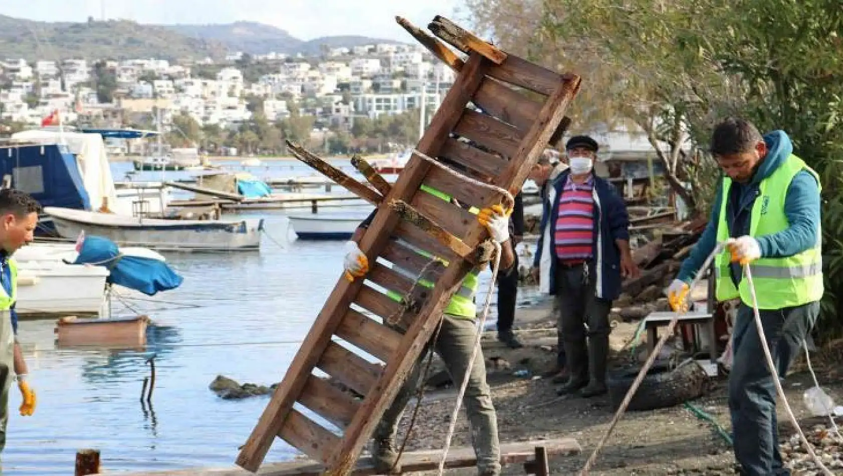 Bodrum'da kaçak iskeleler yıkılıyor