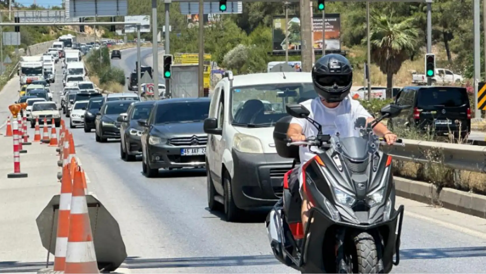 Bodrum'da kırmızı alarm, güvenlik seviyesi en üst düzeye çıkarıldı, kilometrelerce araç kuyrukları oluştu