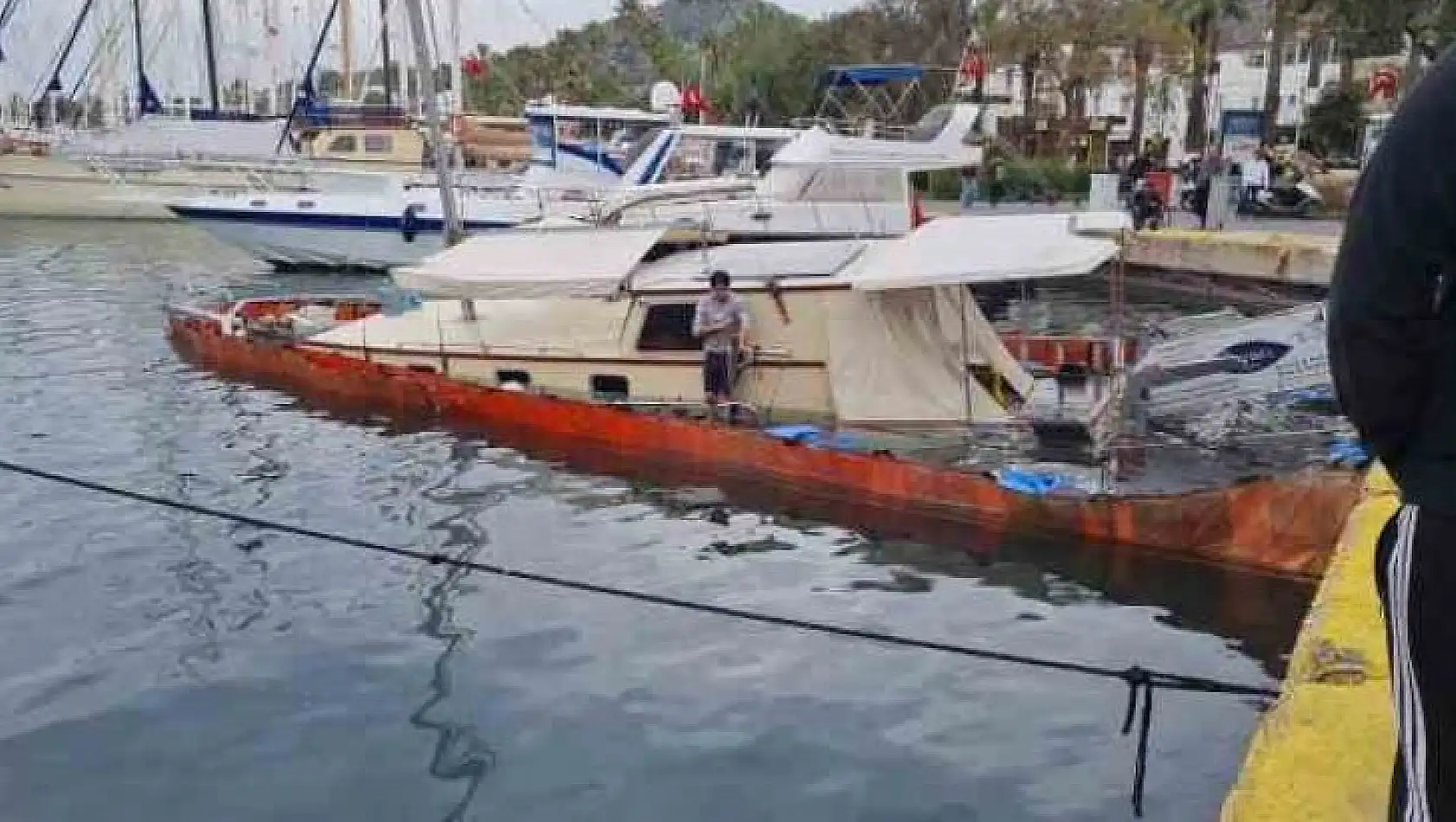 BODRUM LİMANI'NDA BAĞLI TUR TEKNESİ BATTI