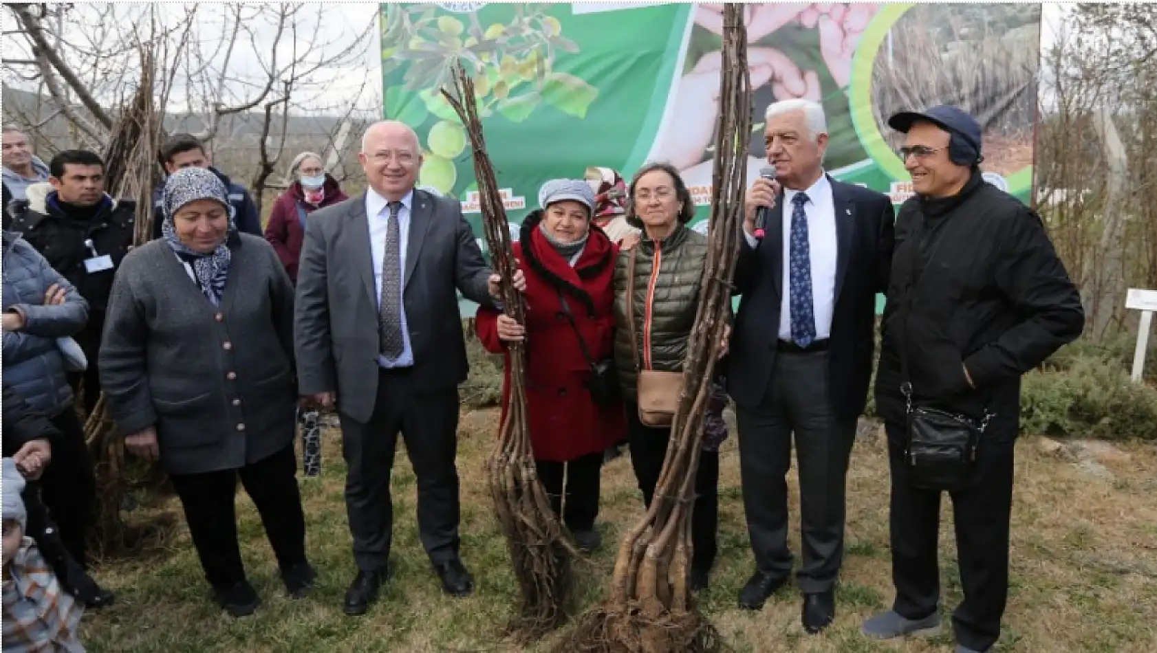 Büyükşehir Üreticilere Meyve Fidanı Dağıtımına Başladı