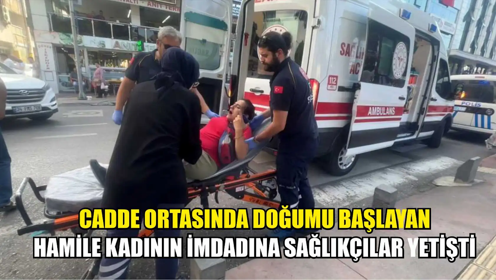 Cadde ortasında doğumu başlayan hamile kadının imdadına sağlıkçılar yetişti