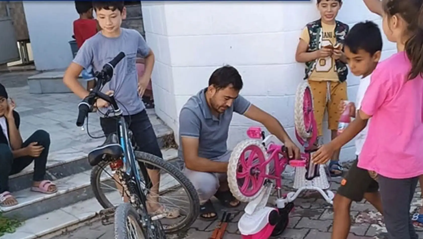 Camiye Gelen Çocukların Bisikletleri Tamir Ediliyor