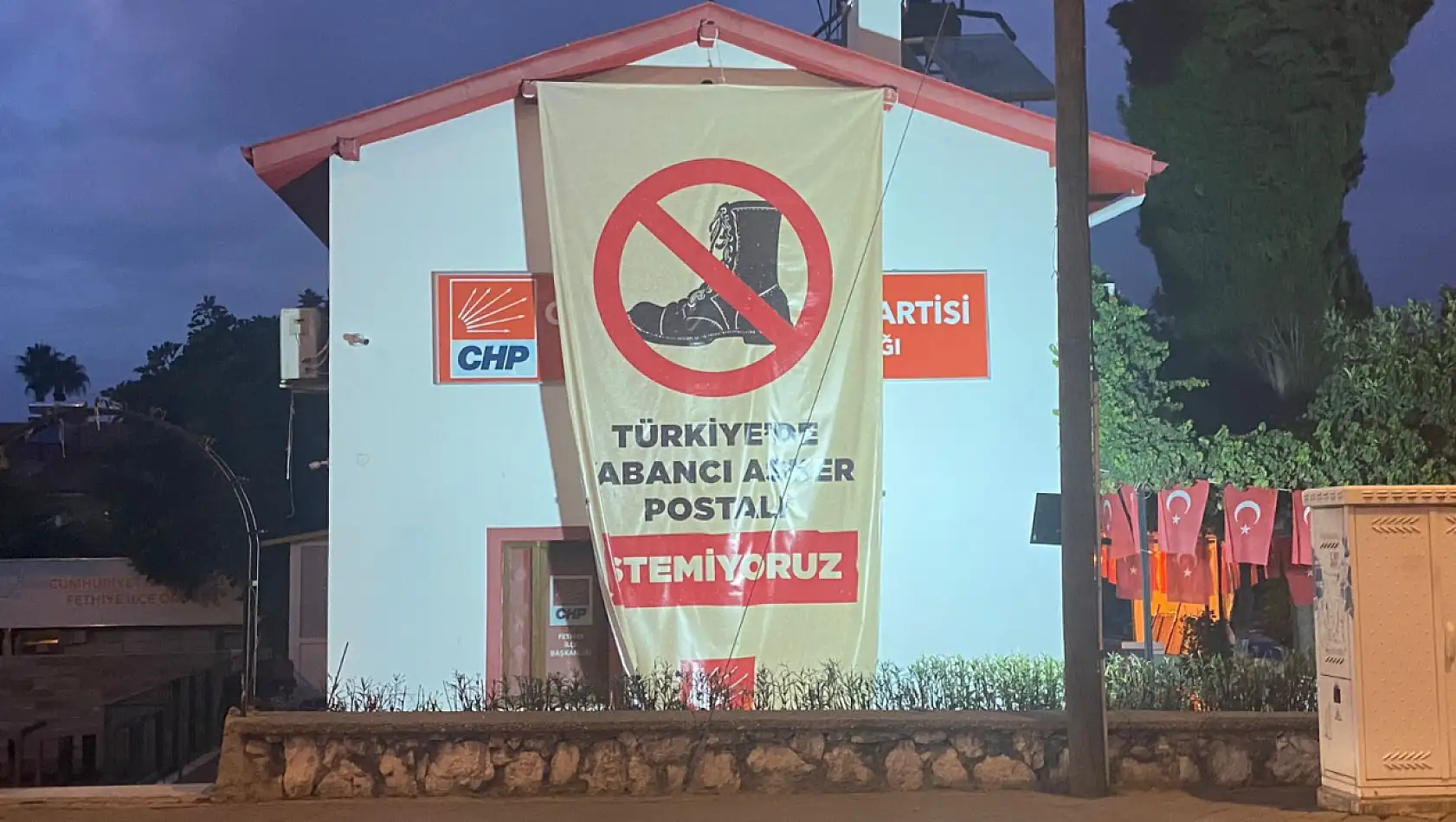 CHP Fethiye'den Yabancı Asker Tezkeresi'ne Tepki pankartı