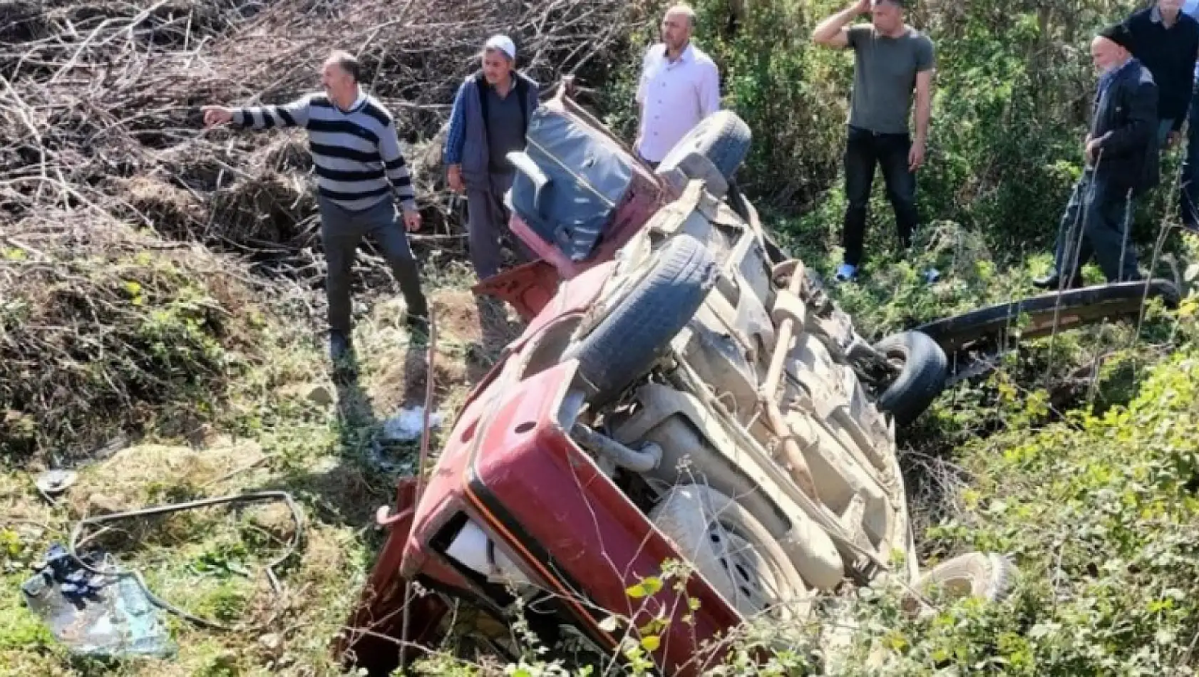 Direksiyon hakimiyeti kaybetti otomobille şarampole uçtu