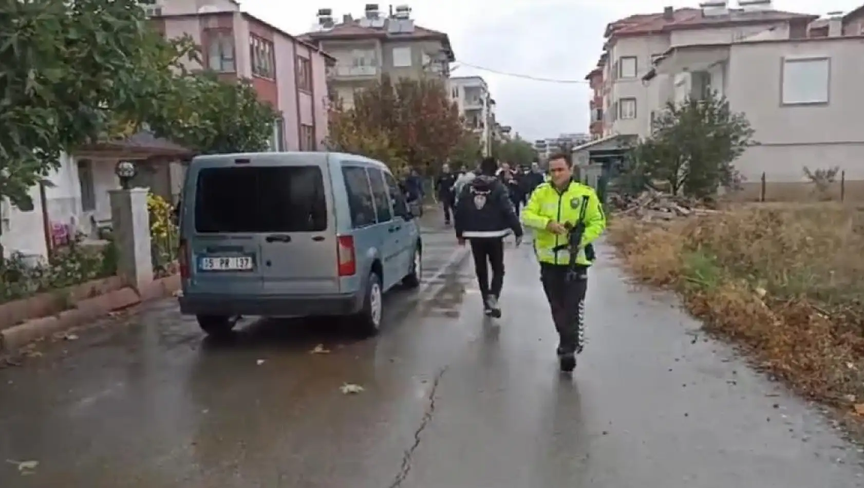 Eşinin bulunduğu evi basmaya babasından gasp ettiği araçla gitmiş