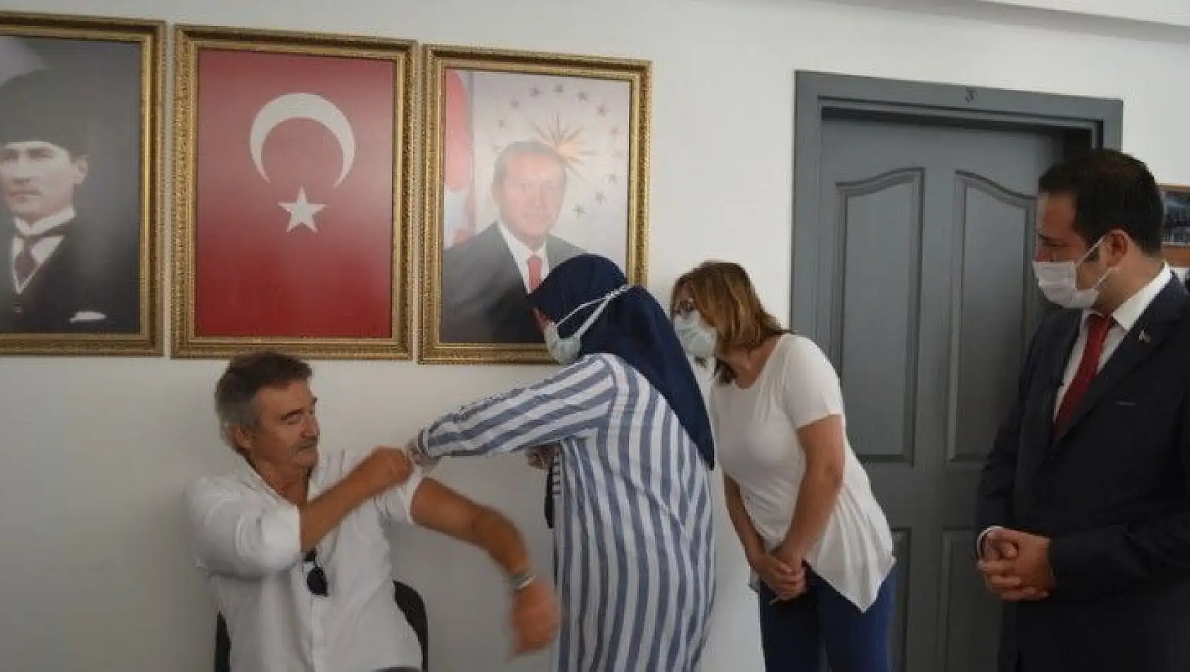 Eski Devlet Bakanı Kürşat Tüzmen vatandaşı aşıya davet etti