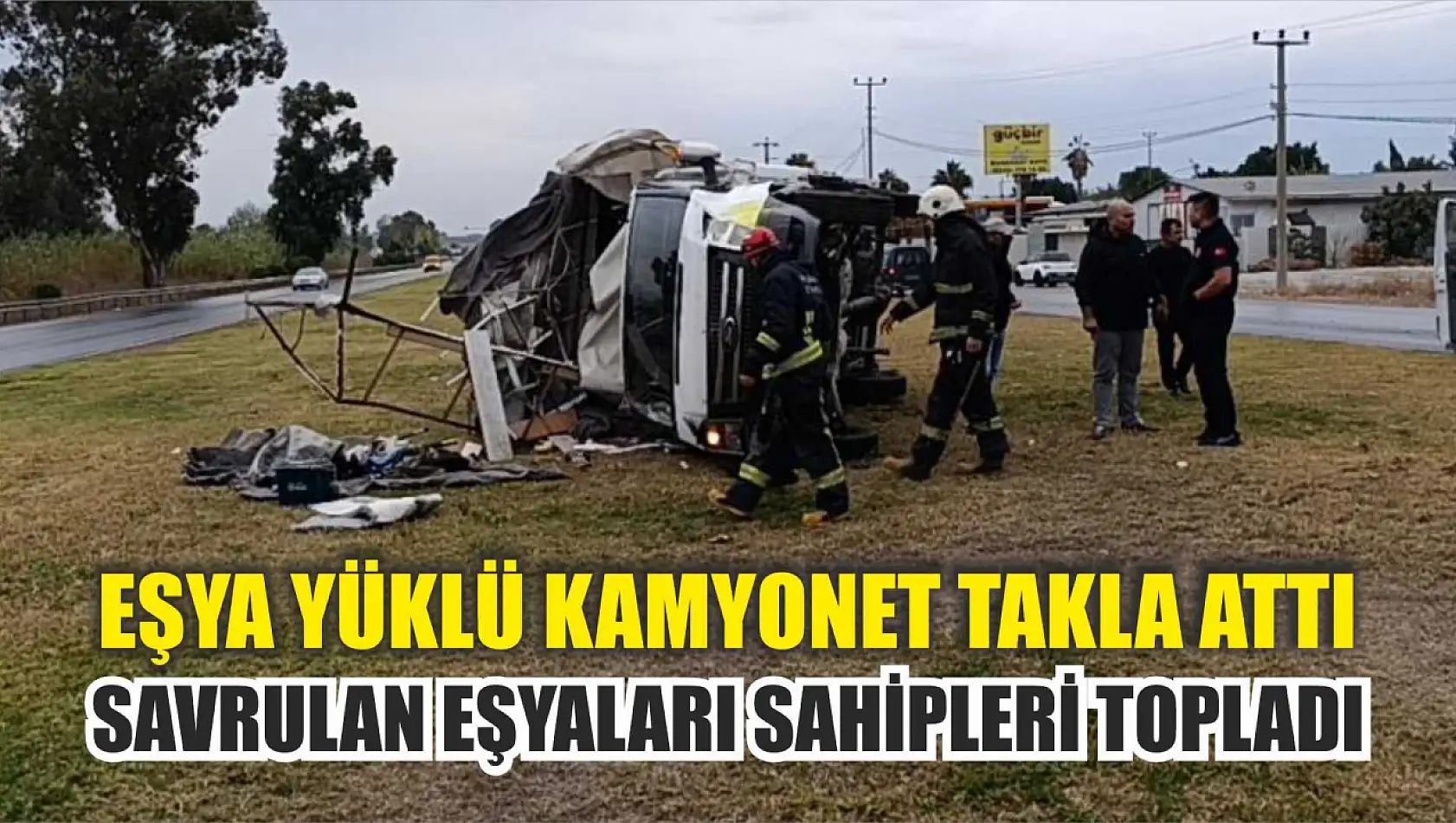 Eşya yüklü kamyonet takla attı, savrulan eşyaları sahipleri topladı