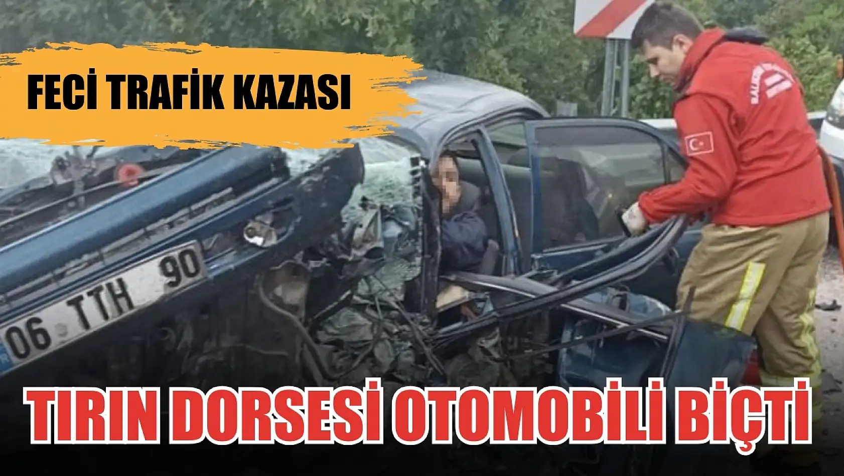 Feci trafik kazası: Tırın dorsesi otomobili biçti