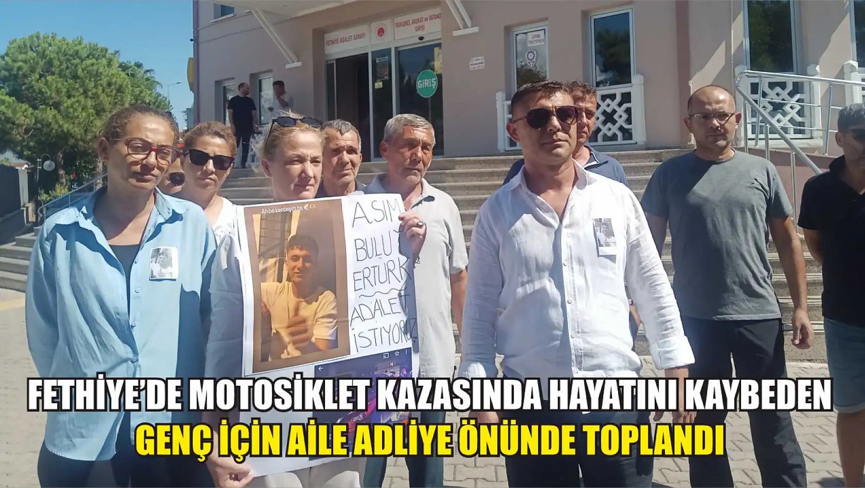 Fethiye'de Motosiklet Kazasında Hayatını Kaybeden Genç İçin Aile Adliye Önünde Toplandı