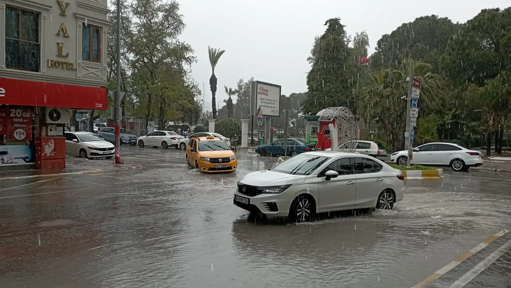 Fethiye'de sağanak yağış etkisini gösteriyor