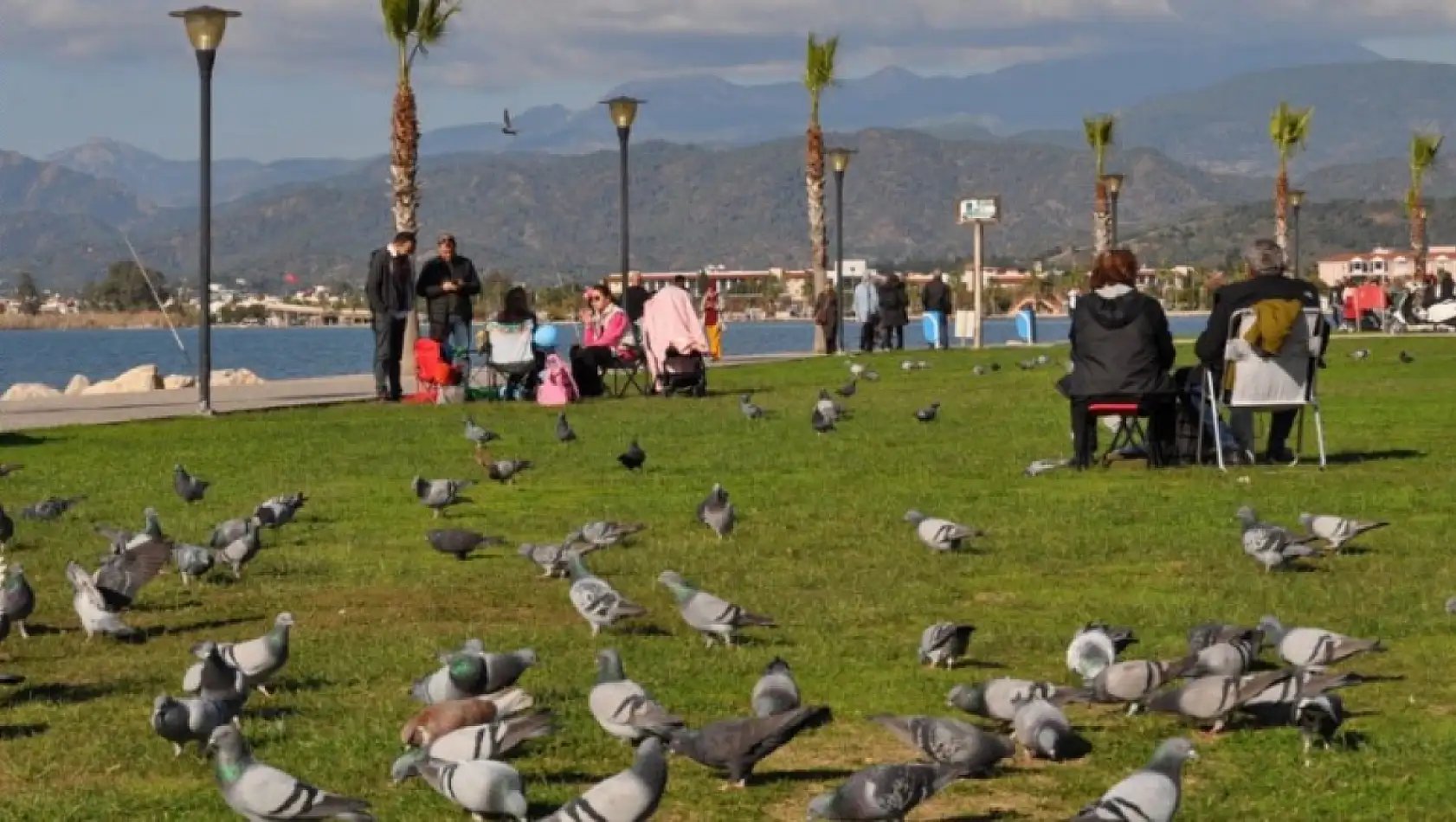 Fethiye'de yazdan kalma bir gün... Vatandaşlar sahile akın etti