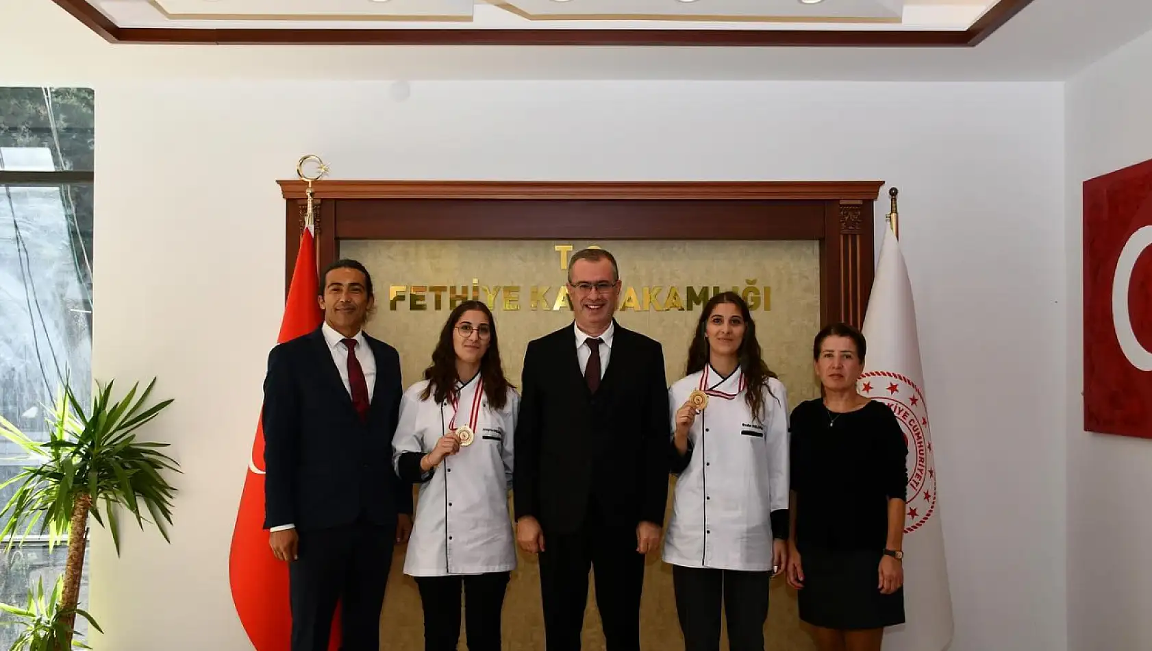 Fethiye'ye madalya ile dönen öğrencilerden Kaymakam Ertaş'a ziyaret